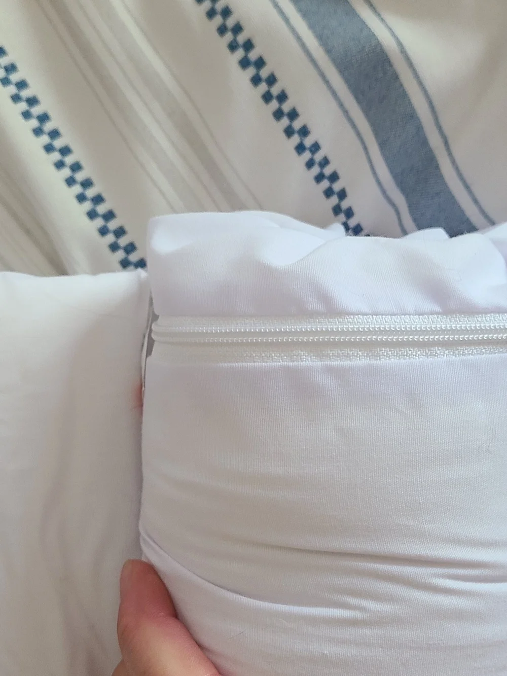 Snugstot Queen Size White Bed Wedge With Pockets